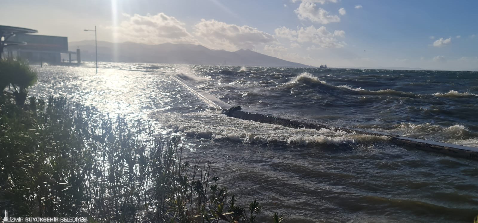 İzmir'de Büyükşehir Belediyesi ekiplerinin sağanak ve fırtına mesaisi