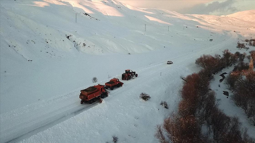 Ağrı'da "kar kaplanları" kesintisiz ulaşım için gece gündüz çalışıyor