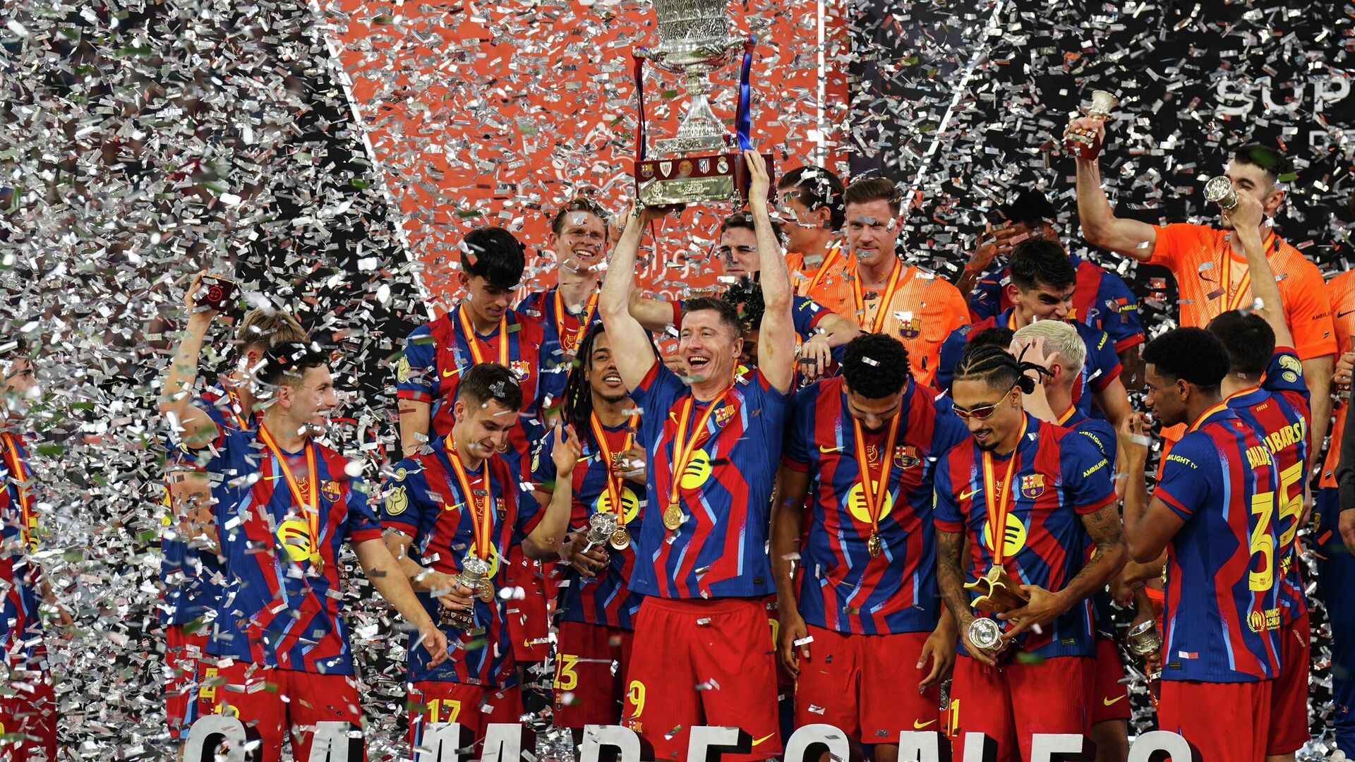 İspanya Süper Kupası'nı Real Madrid'i 3-2 yenen Barcelona kazandı