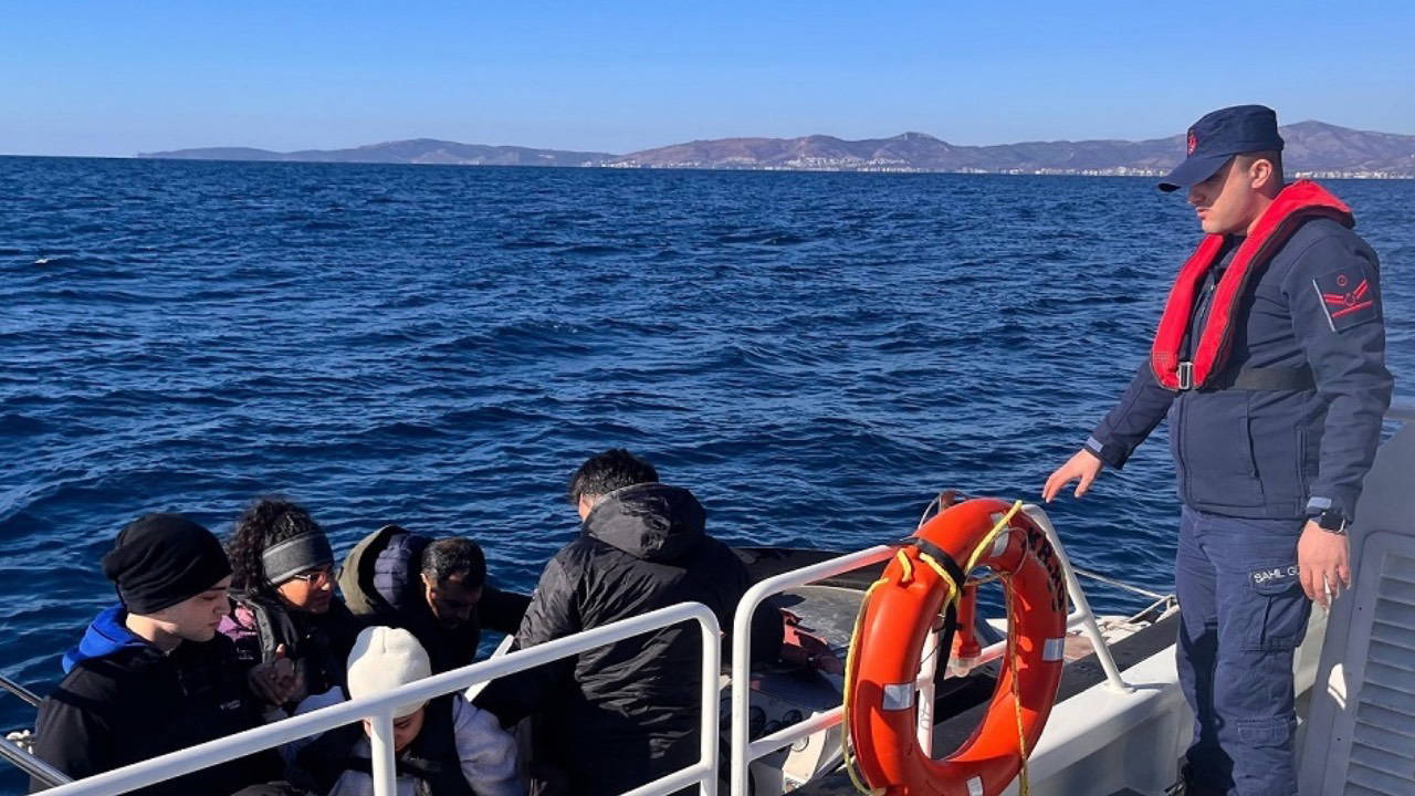İzmir açıklarında üç ayrı düzensiz göçmen operasyonu: 42 göçmen yakalandı