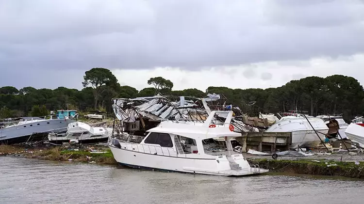 Antalya'da peş peşe hortumlar; seralar yıkıldı, çatılar uçtu