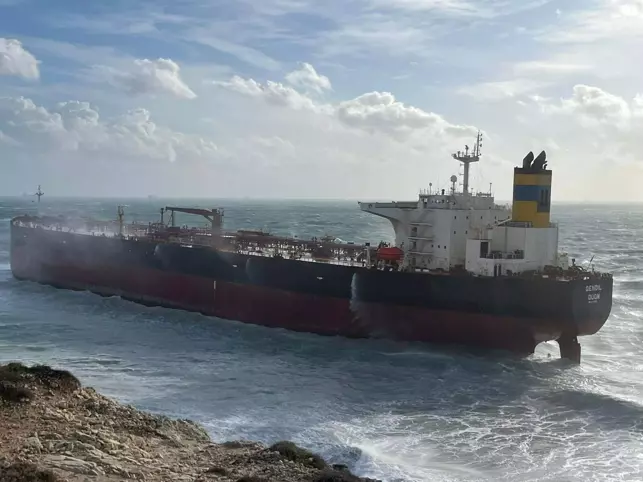 Bozcaada açıklarında karaya oturan tanker, bakım için Yalova'ya götürülüyor