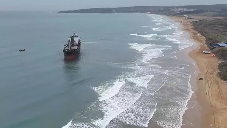Sarıyer’de karaya oturan gemiyi kurtarma çalışmaları devam ediyor