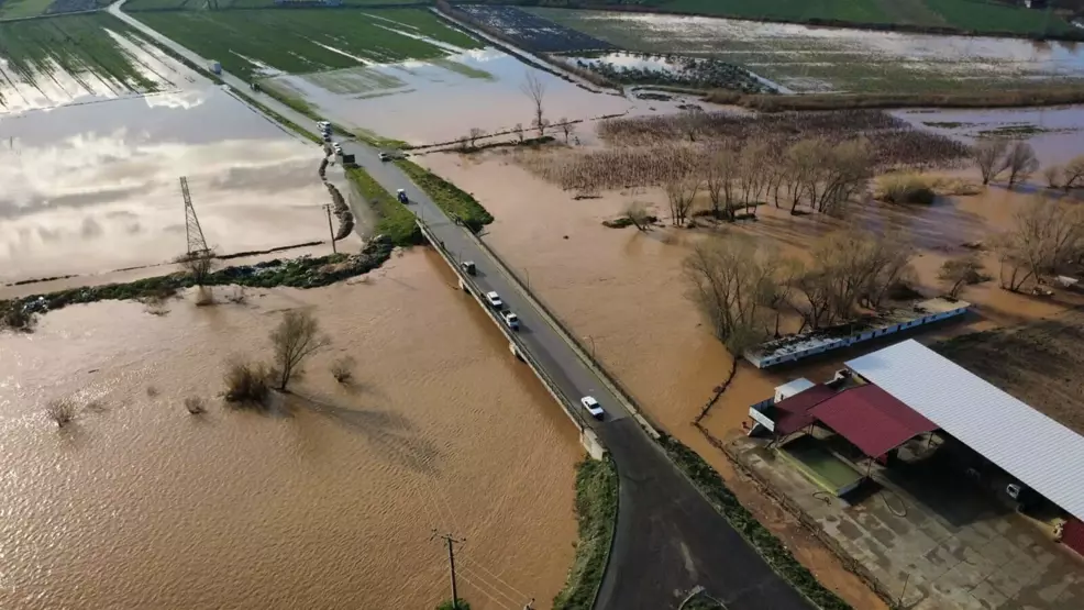 Manisa'yı sağanak vurdu: Köprü yıkıldı, yollar kapandı