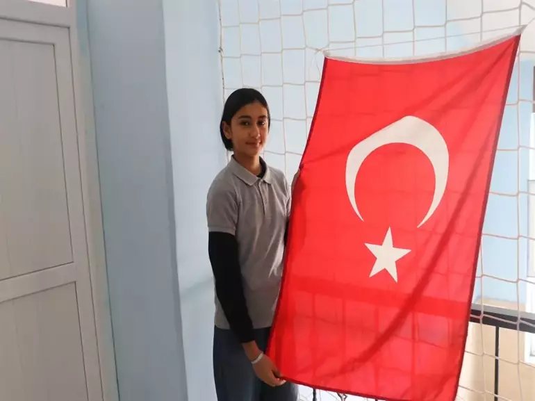 Diyarbakır’da 'bayrak' hassasiyeti ile gündeme gelen Kübra: Sevgiyle düzelttim