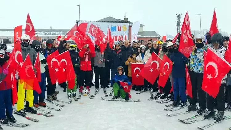 Muş Kar Festivali'nde kızak, kayak ve şambrellerle kaydılar