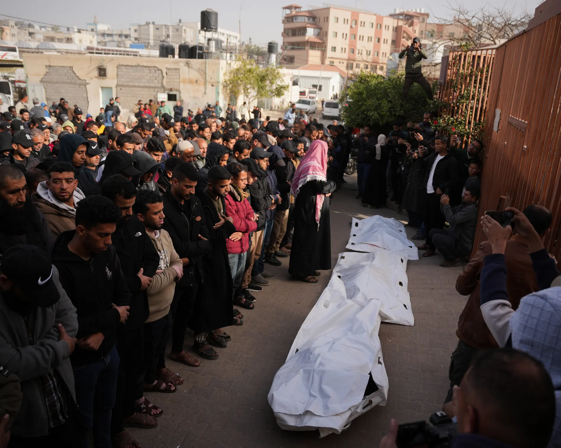 Gazze’ye yönelik İsrail hava saldırılarında çok sayıda Filistinli hayatını kaybetti