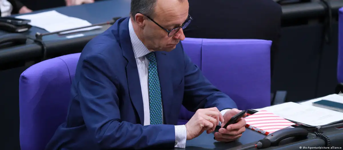 Almanya Başbakanı Merz'den sosyal medya yaş sınırına destek