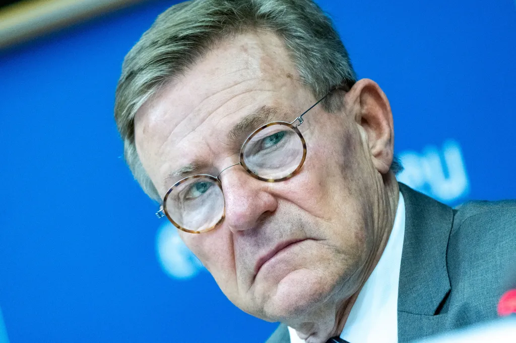 Önde gelen AP üyesi Van Overtveldt’in kadın güvenlik görevlisine hakaret ettiği iddiası: Sendika Metsola’ya bildirdi