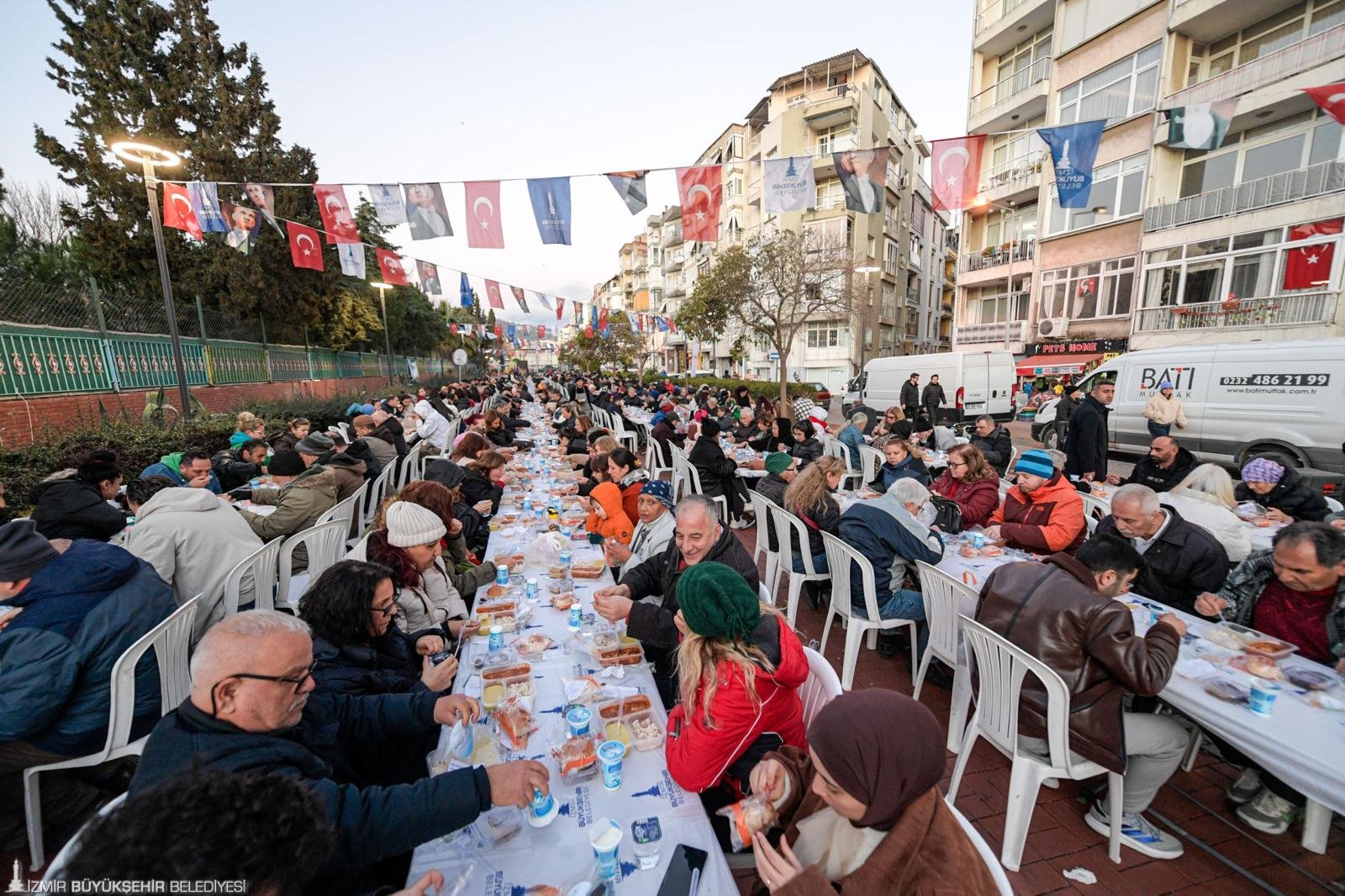 Büyükşehir iftar sofrasını bu kez Karşıyaka’da kurdu