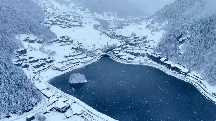 Uzungöl’de kar yağışı sonrası seyirlik manzaralar