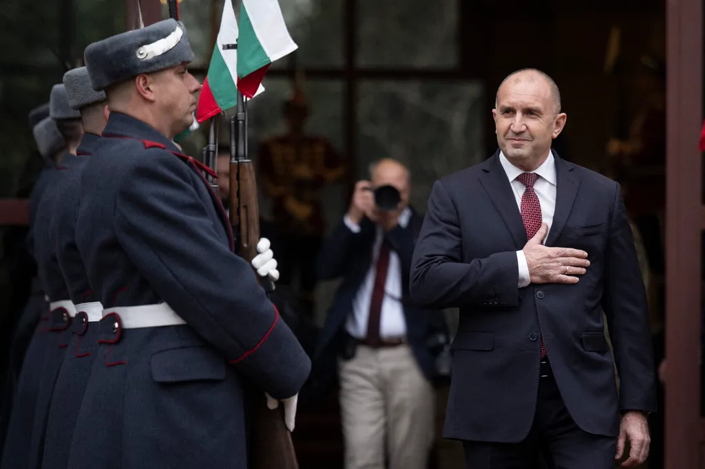 Eski Bulgaristan Cumhurbaşkanı Radev, yeni koalisyonuyla seçimin favorisi