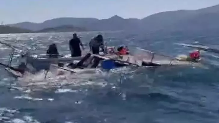 Bodrum'da balıkçı teknesi yarı batık bulundu; 7 kişi kurtarıldı