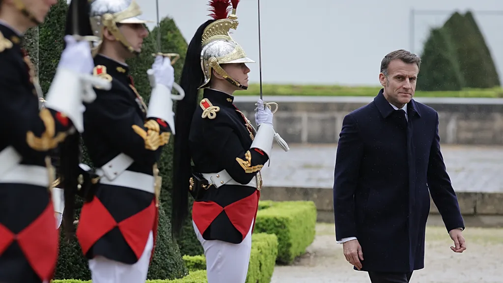 Macron: 'Hürmüz'de gemilere eşlik etmek için sakinlik gerekiyor'