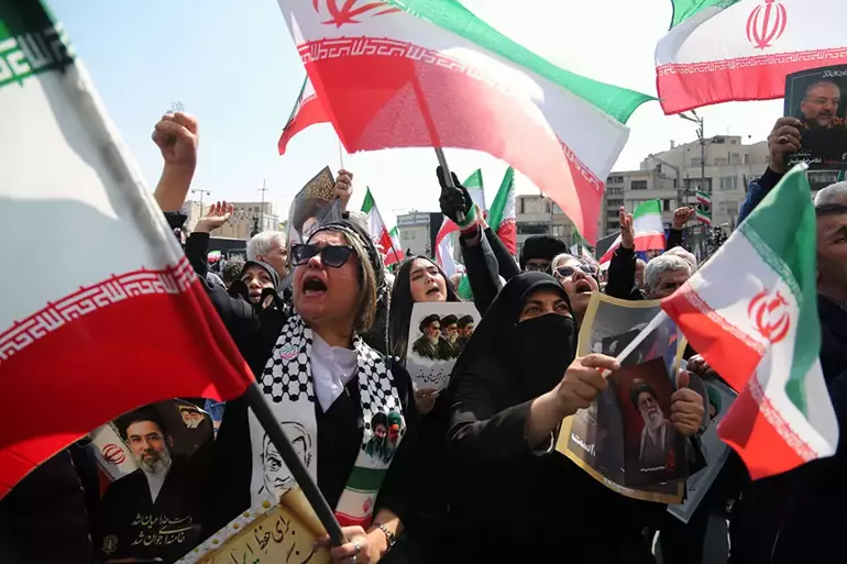 Tahran'da Laricani ve Süleymani için dev cenaze töreni