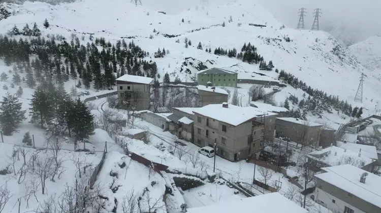 Hakkari'de 82 yerleşim yerinin yolu ulaşıma kapandı