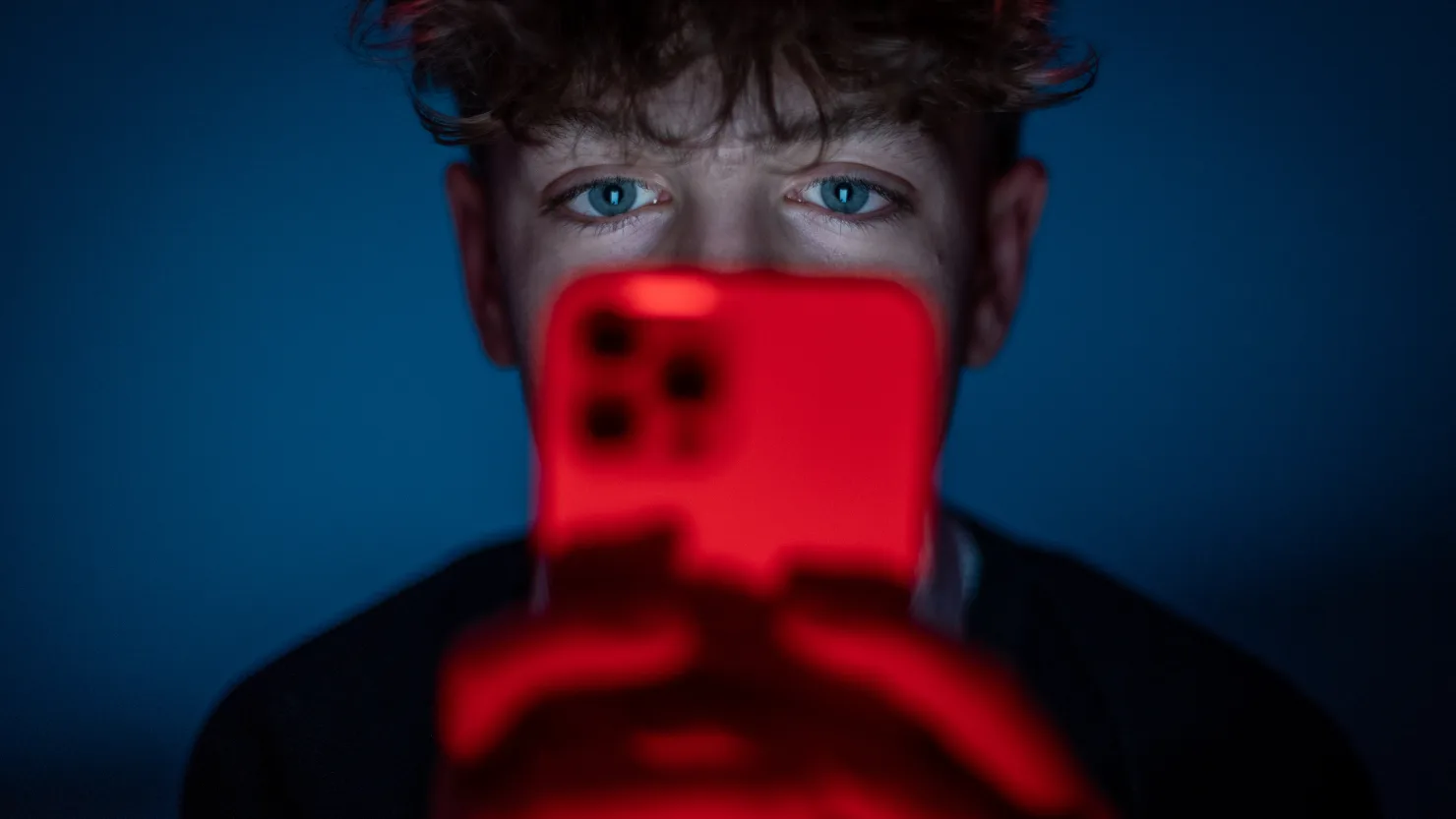 İngiltere hükümeti yüzlerce genç için sosyal medya yasağını test edecek