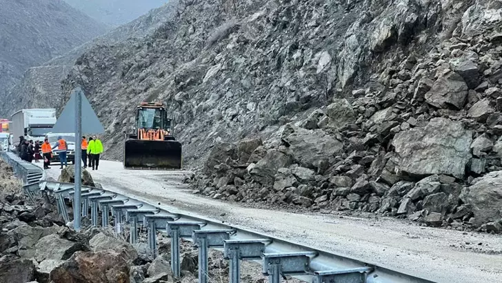 Yüksekova’da heyelan sonrası kapanan yol yeniden ulaşıma açıldı