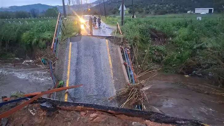 Milas’ta sağanakta köprü çöktü