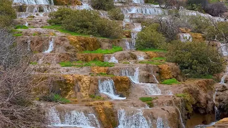 Mardin’de dağlar arasında gizlenmiş Başdeğirmen Şelalesi, görsel şölen sunuyor