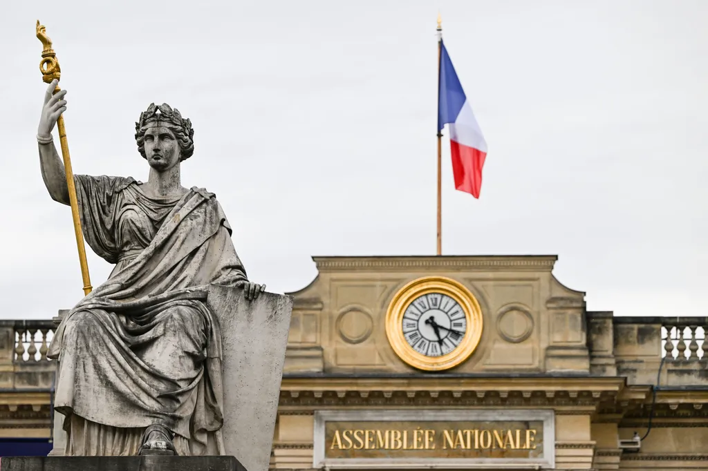 Çekişen Fransız Sosyalistleri, cumhurbaşkanlığı beklentilerini karmaşaya sürüklüyor