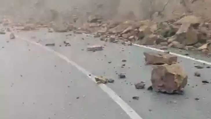 Tokat’ta yağış sonrası kaya parçaları yola yuvarlandı