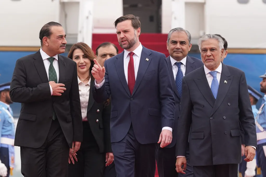 ABD ve İran delegasyonları, kırılgan ateşkesin ortasında barış görüşmeleri için Pakistan’da