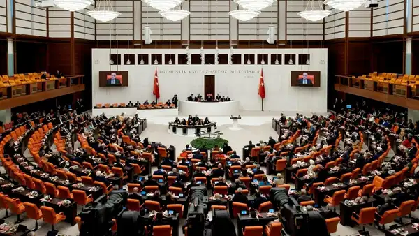 Aydın Üniversitesi'nde akademisyenlerin maaşlarından yapılan kesintiler Meclis gündemine taşındı