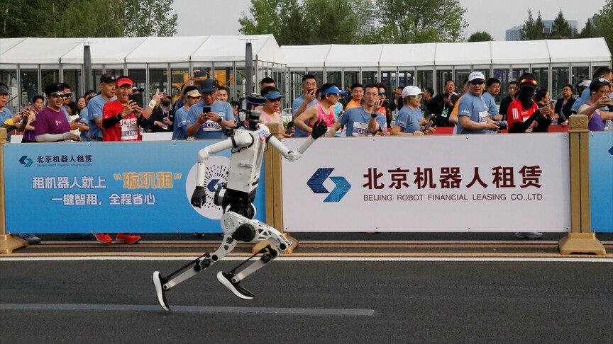 Çin'de insansı robotlar yarı maraton dünya rekorunu kırdı