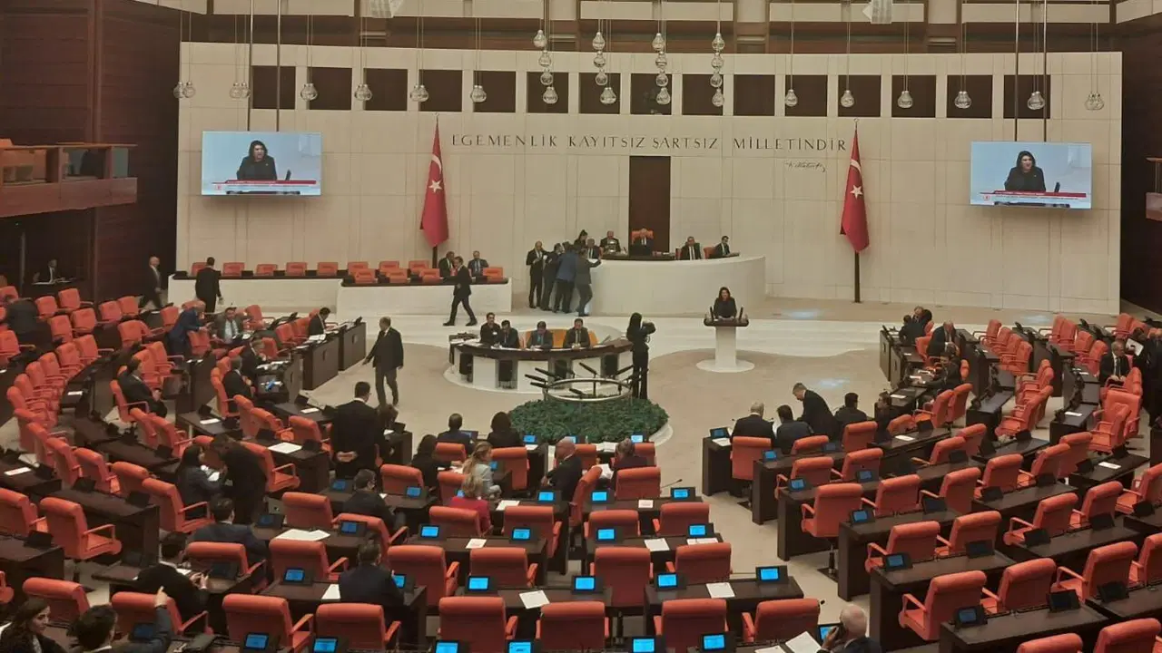 TBMM’de kabul edildi: Doğum izni ve sosyal medyaya 15 yaş düzenlemesi