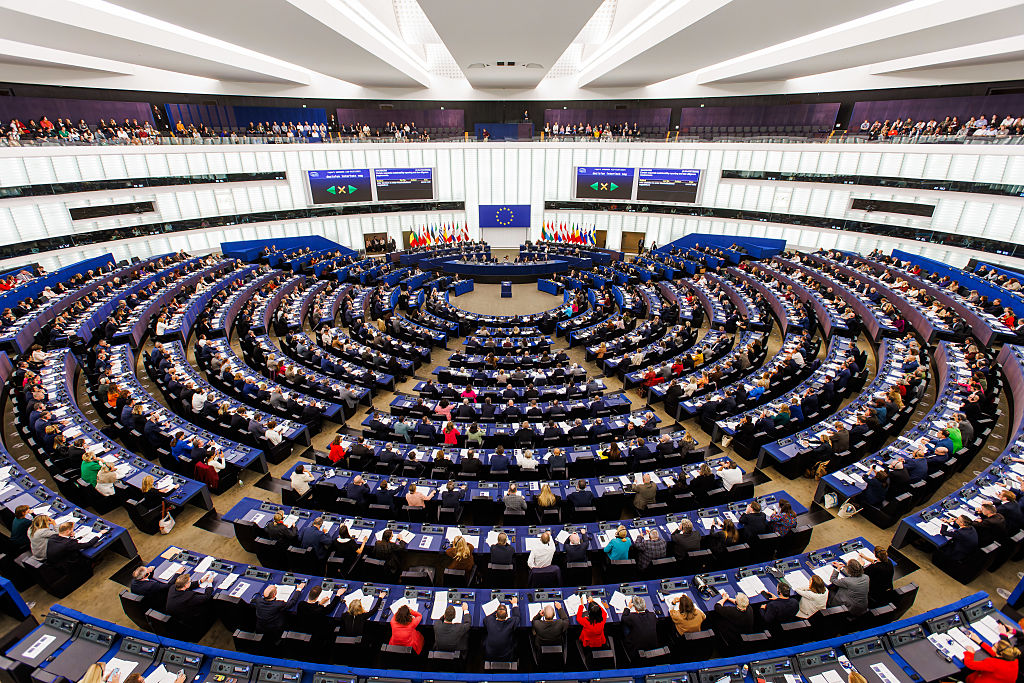 Denetim şikâyeti, aşırı sağ fonları soruşturması nedeniyle Parlamento üzerindeki baskıyı artırıyor