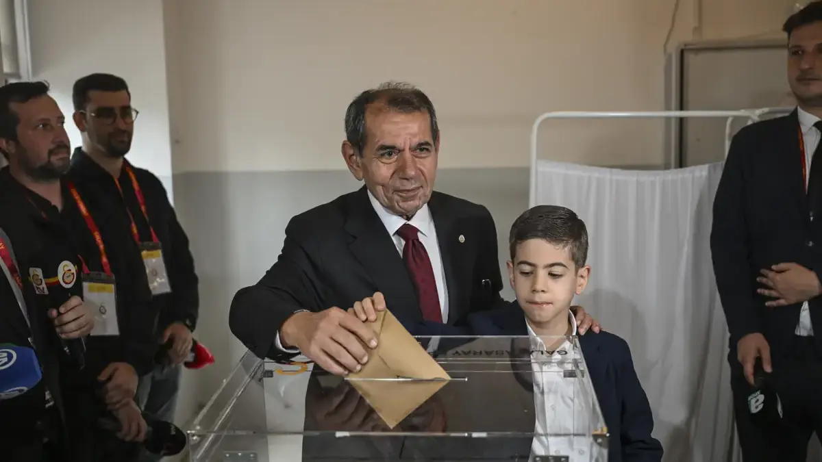 Galatasaray'da başkan Dursun Özbek güven tazeledi
