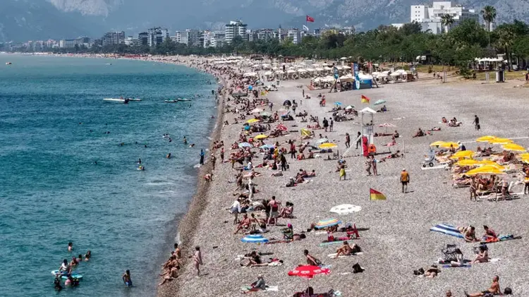 Antalya’da bayram tatilinde sahiller doldu