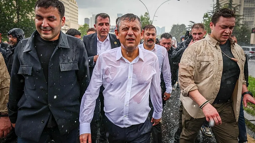 Özgür Özel: 'Artık iki CHP var, partiyi bırakmayacağız'