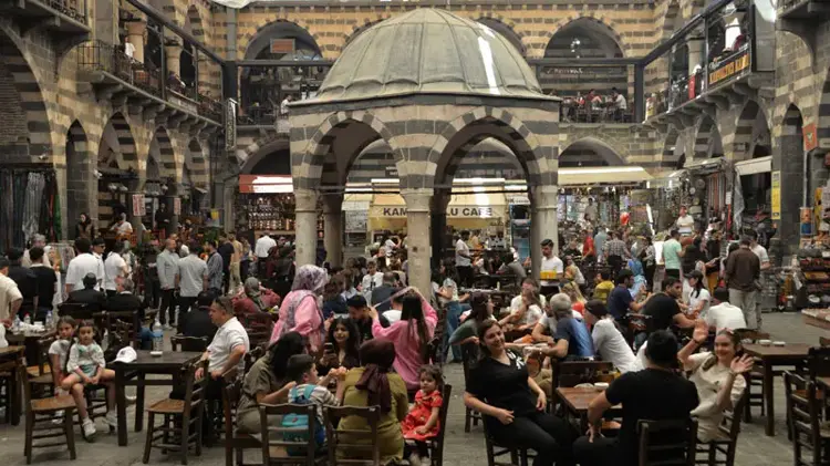 Diyarbakır’da, bayram tatilinde Sur’daki tarihi mekanlarda yoğunluk