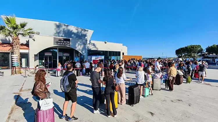 Ayvalık Deniz Hudut Kapısı'nda bayram tatili yoğunluğu