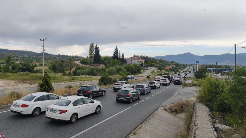 Muğla’da tatil trafiği: Araç kuyrukları kilometrelerce uzadı