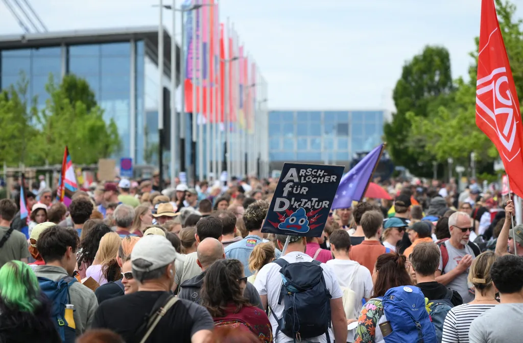 Almanya'da binlerce kişi aşırı sağcı AfD'ye karşı protesto gösterisi düzenledi
