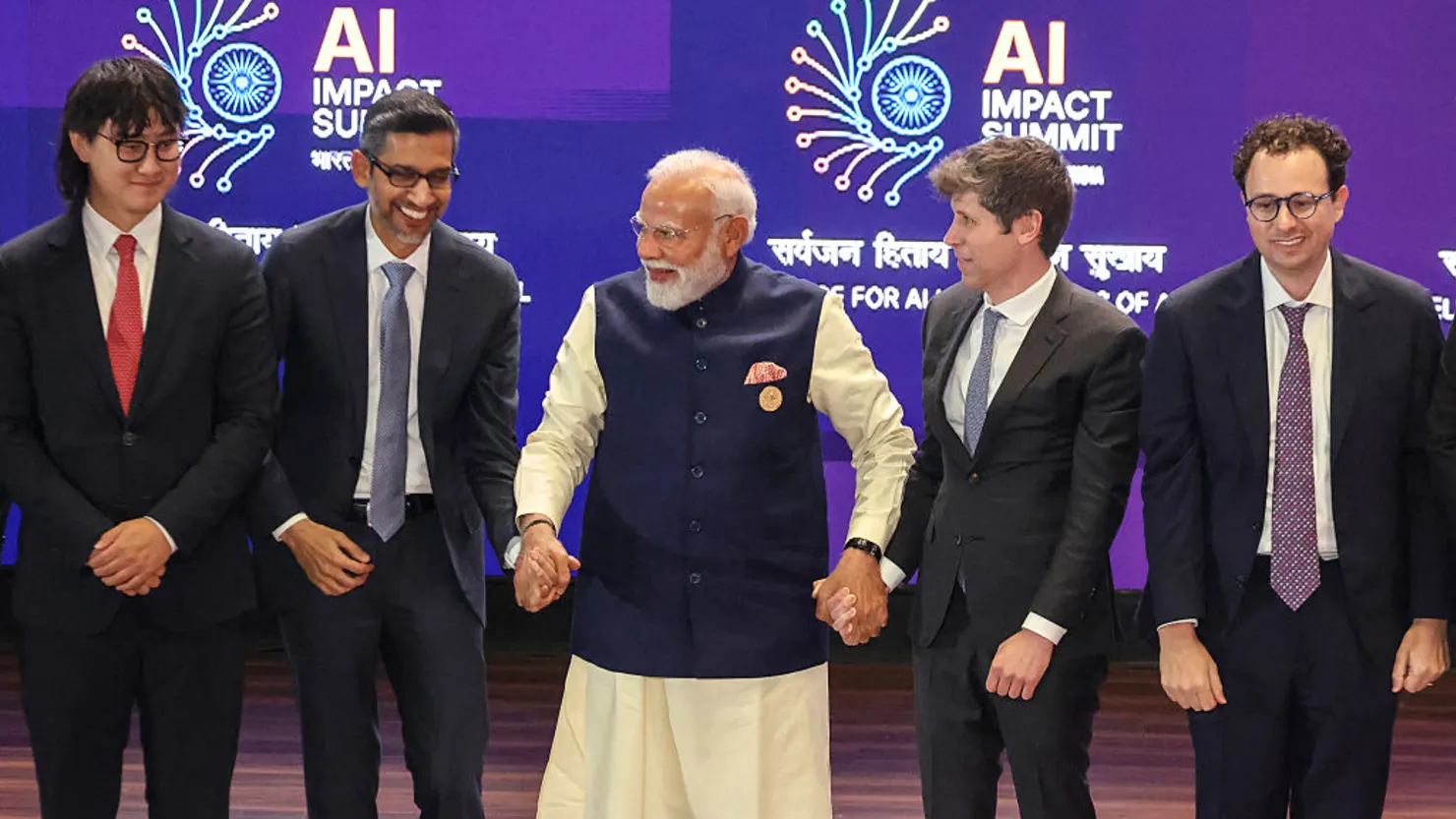 Macron'dan Modi'ye, hükümetler yapay zekâ devleri için kırmızı halı seriyor