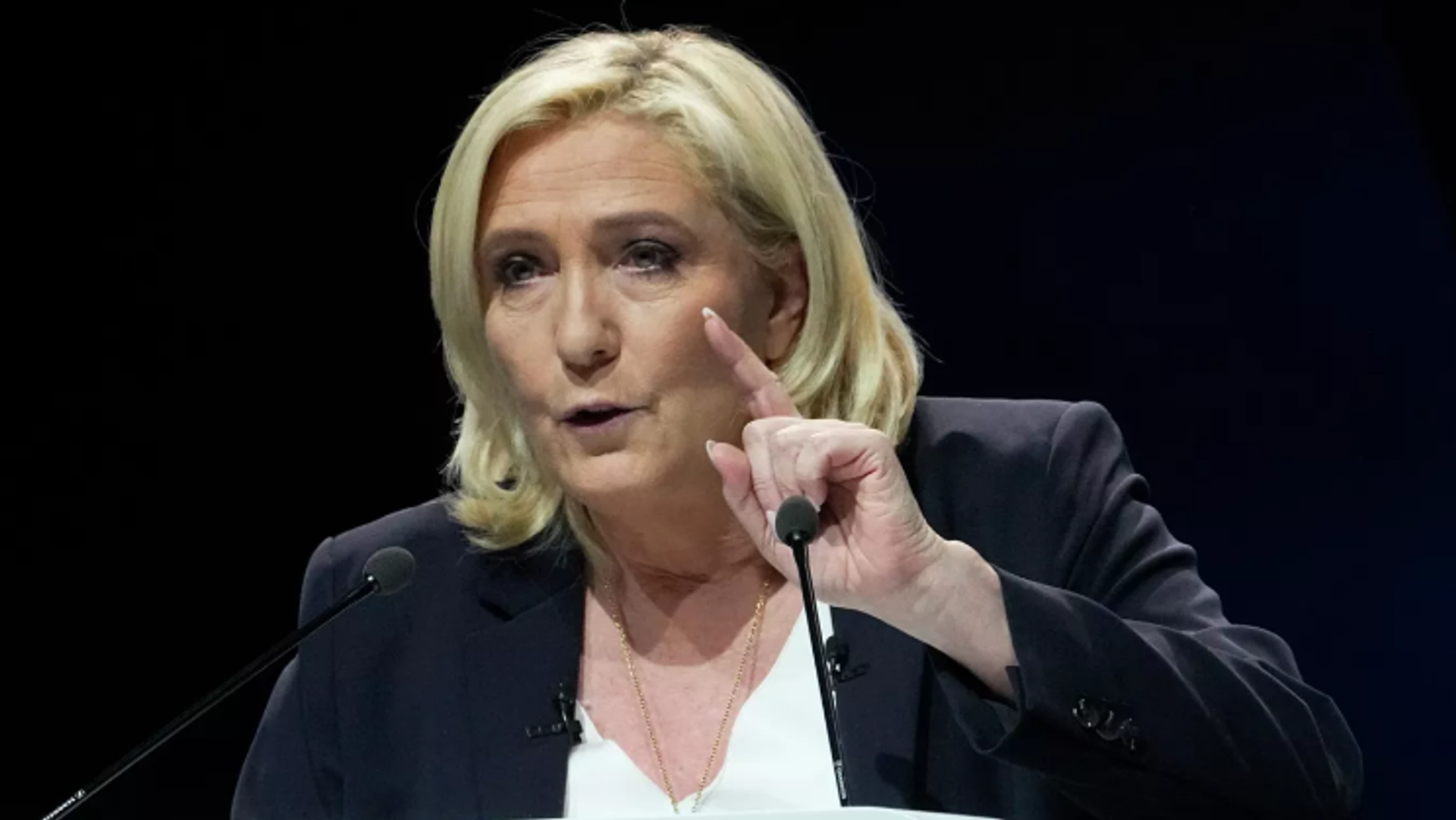Fransa'da Le Pen'in önü açıldı