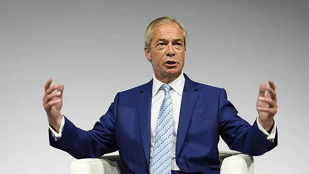 İngiltere'de göçmen karşıtı vekil Nigel Farage istifa etti