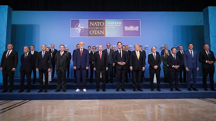 NATO Zirvesi'nde aile fotoğrafı çekildi.. Sonuç bildirgesi de yayınlandı....