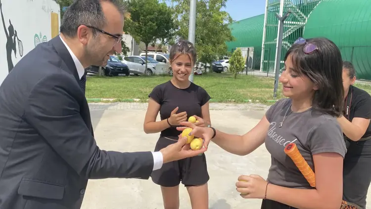 Iğdır kayısısı, tenis turnuvasında sporculara ikram edildi