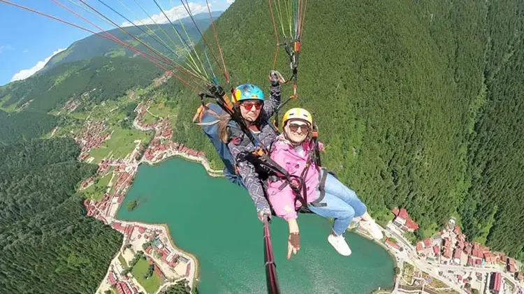 Trabzon'da Uzungöl semalarında yamaç paraşütü heyecanı