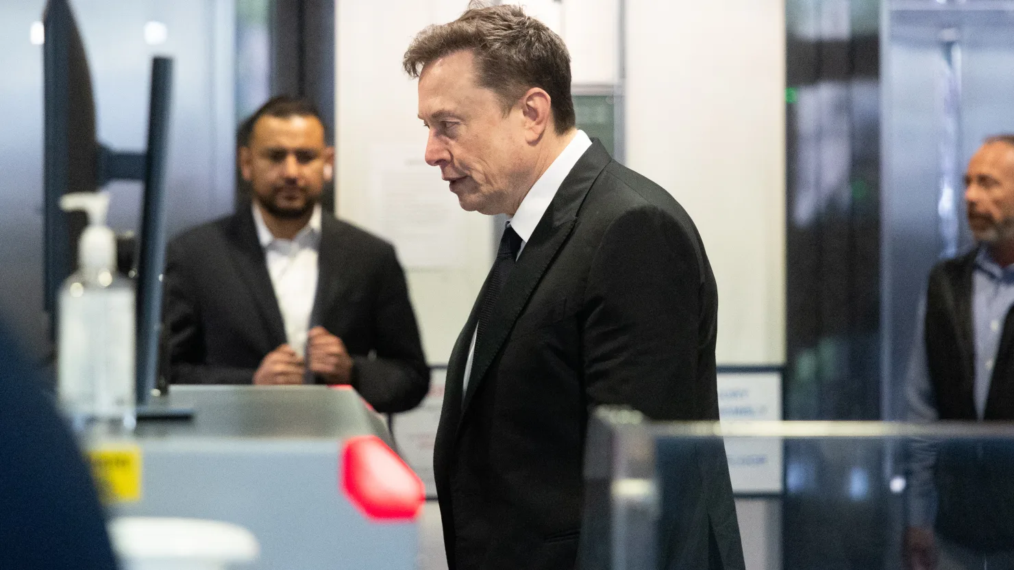 Apple'ın OpenAI'ye dava açmasının ardından Elon Musk ile Sam Altman X'te karşı karşıya geldi
