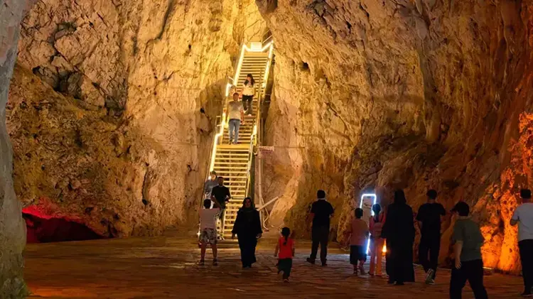 Oylat Mağarası, dört mevsim sabit sıcaklığıyla ilgi görüyor