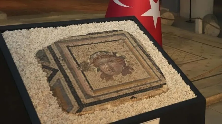 Çingene Kızı Mozaiği'nin 13. paneli Türkiye'ye getirildi