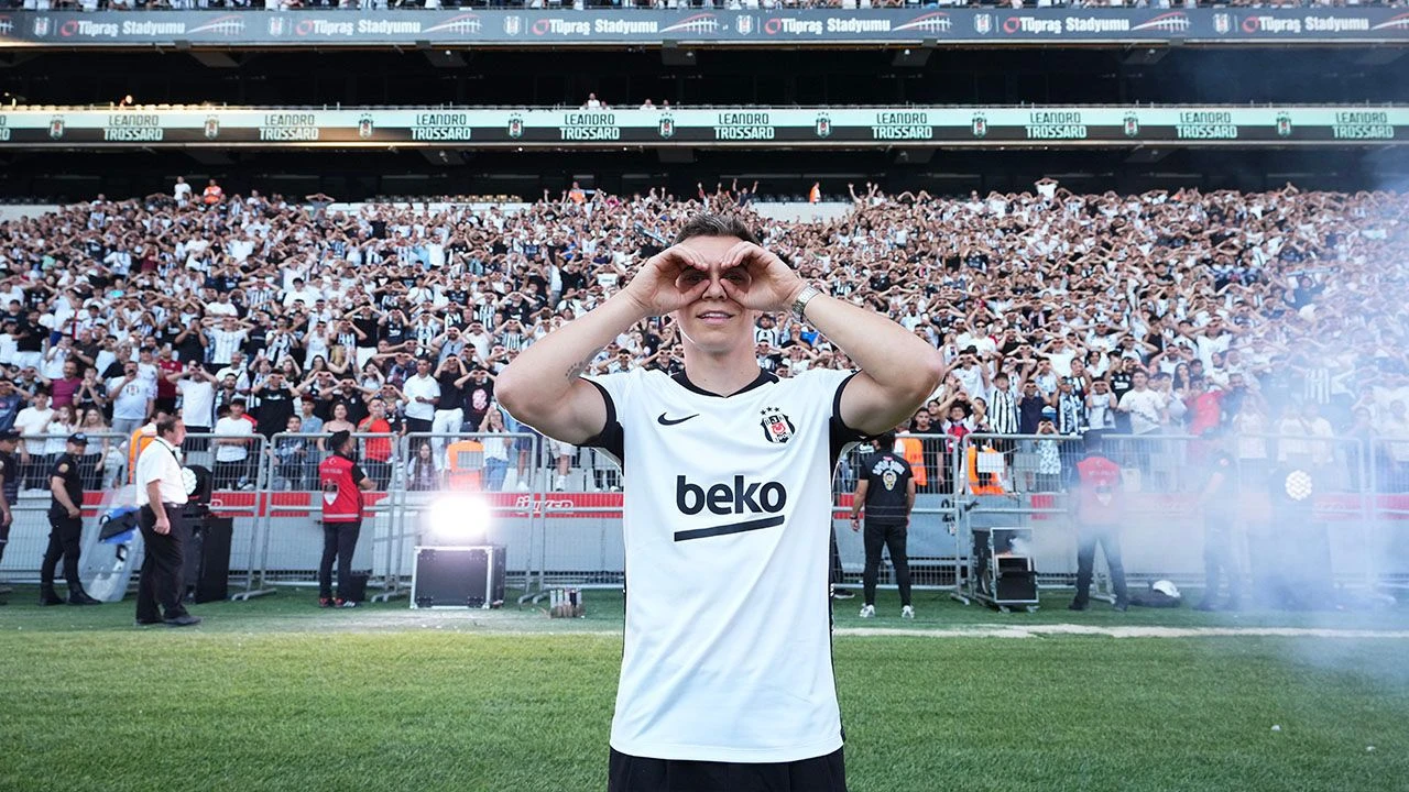 Leandro Trossard, 20 bin taraftarın önünde Beşiktaş'a imzayı attı