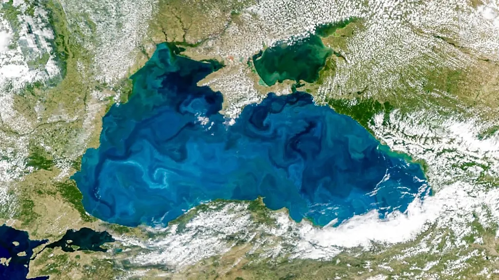 NASA, İstanbul Boğazı ve Karadeniz'deki büyüleyici renk değişimini uzaydan görüntüledi