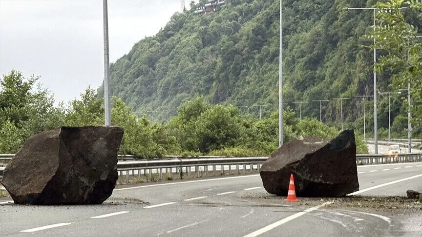 Rize'de kaya parçaları Karadeniz Sahil Yolu'na düştü